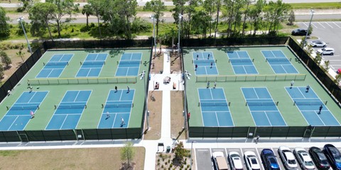 A bunch of pickleball courts